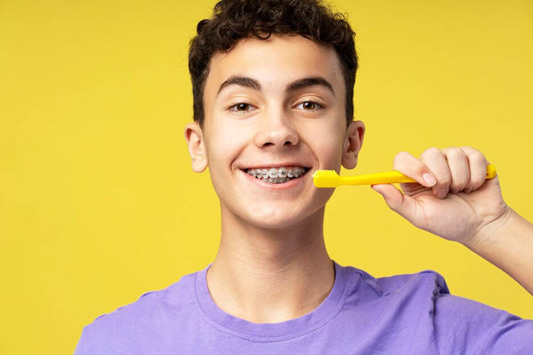 در هنگام خرید مسواک ارتودنسی، به سایز آن دقت کنید.